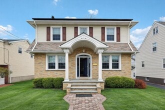 Building Photo - 48 Marinus St