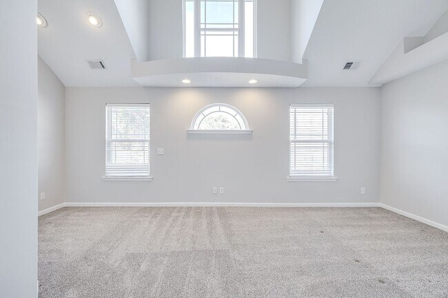 Building Photo - Spacious 4BR Townhome with Elevator in the Heart of Pooler