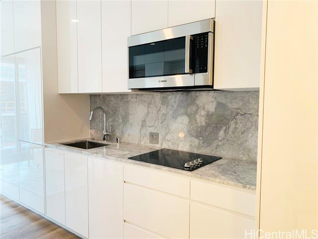 Building Photo - 987 Queen St