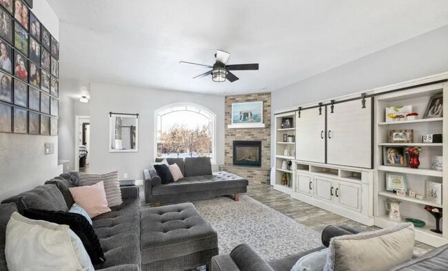 Building Photo - 304 Palomino Dr