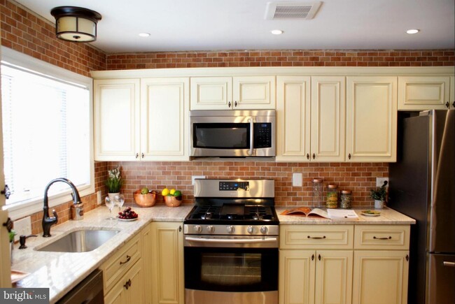 kitchen - 10606 Montrose Ave