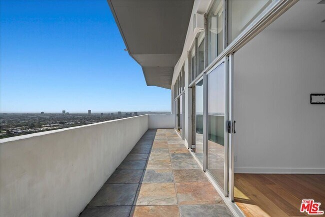 Building Photo - 1155 N La Cienega Blvd