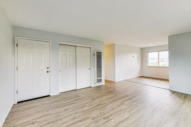 Building Photo - Bright Oasis, 3bd/1ba Apartment. One month...