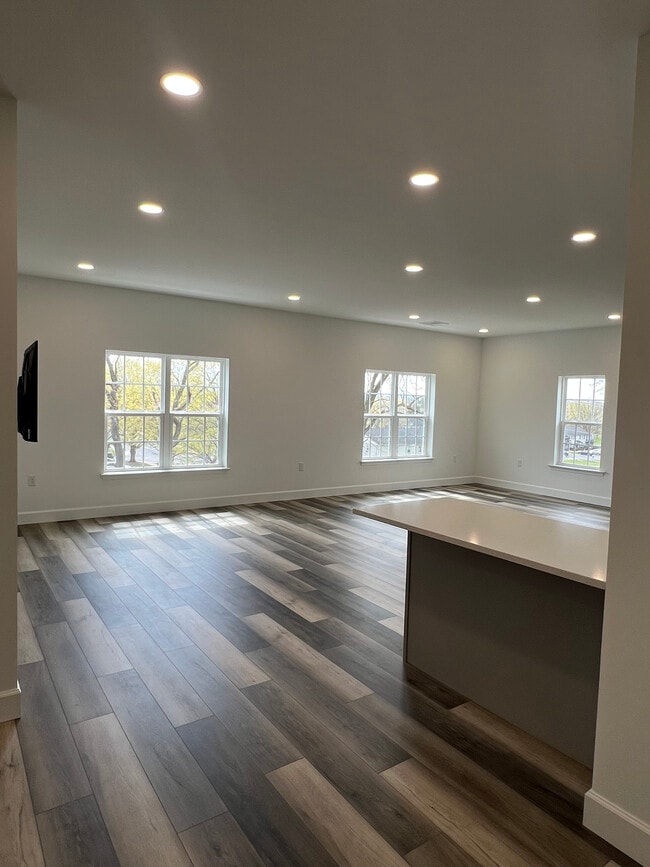 Building Photo - 24 S Elm St