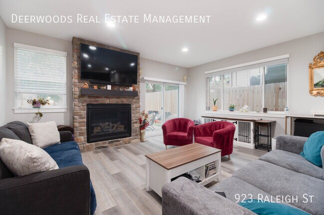 Building Photo - Spacious & Modern 3 Bed / 2.5 Bath Home Av...