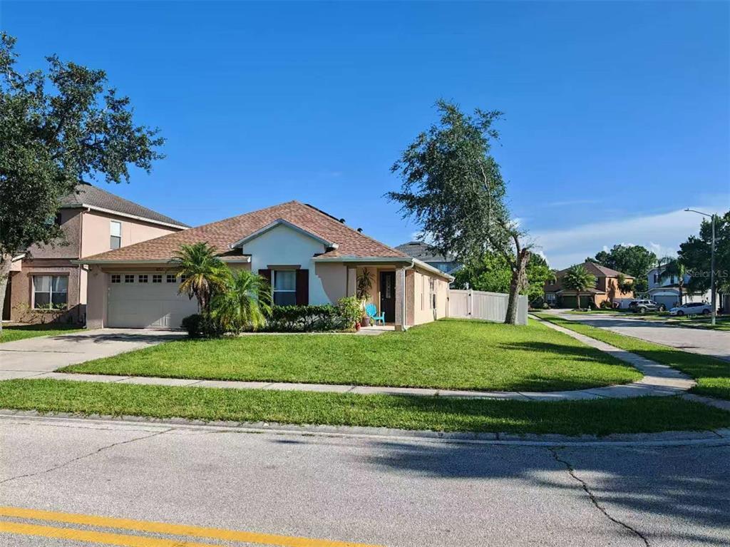 Foto principal - 4712 Willoughby St