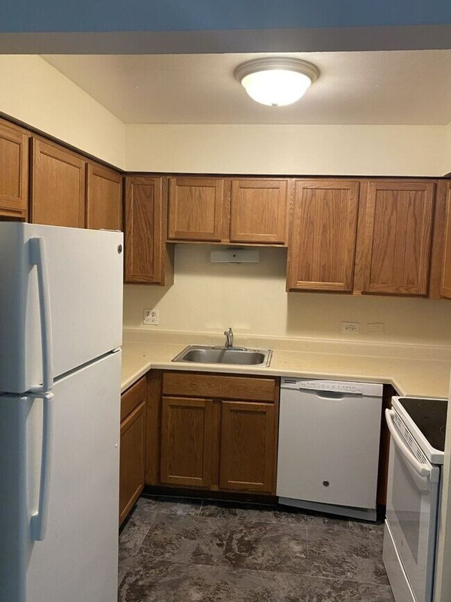 Building Photo - 2337 John Rolfe Dr
