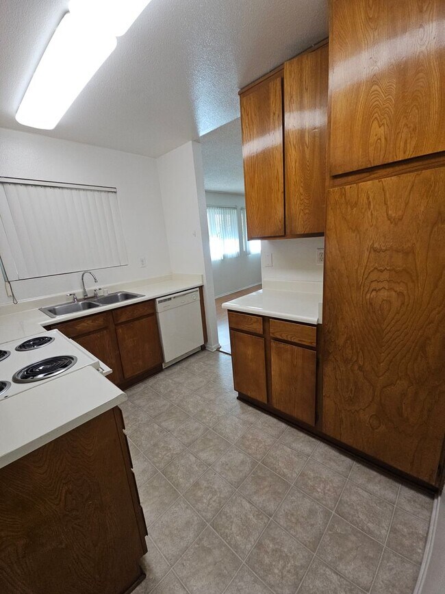 Building Photo - Spacious 2 bedroom unit with a Private Balcony