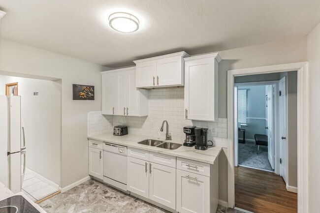 Foto del edificio - Gorgeous Furnished 6-Bedroom Home near Del...
