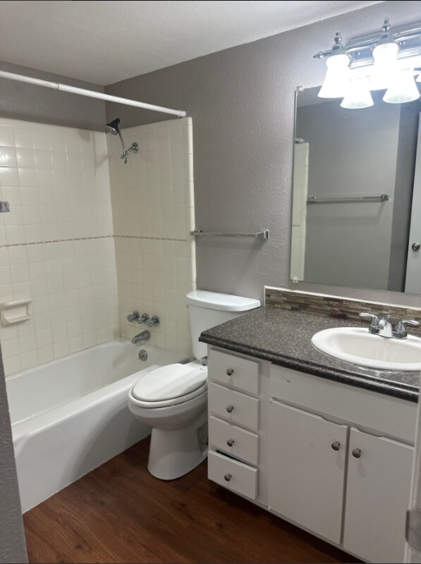 Foto del edificio - 2114 E Marshall Ave