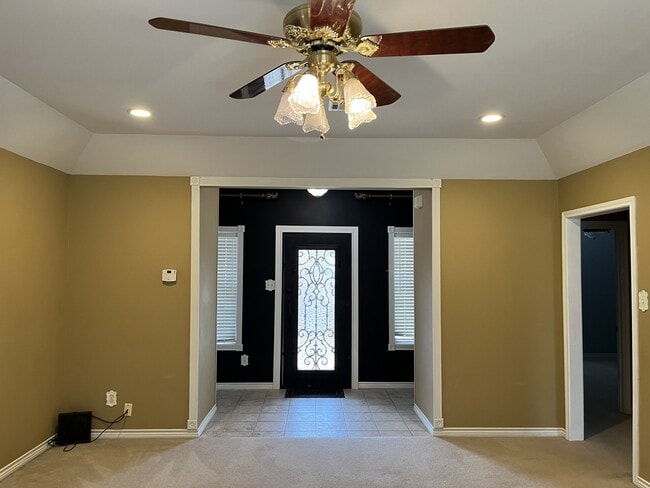 Building Photo - 302 Red Oak Ln