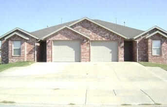 Building Photo - 935 Kensington Dr