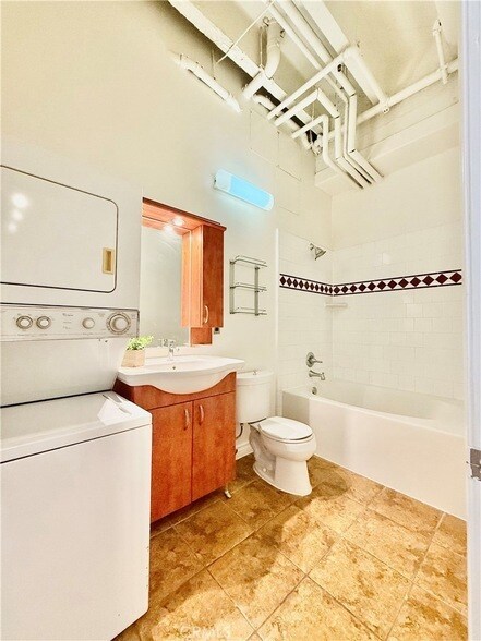 Foto del edificio - 312 W 5th St
