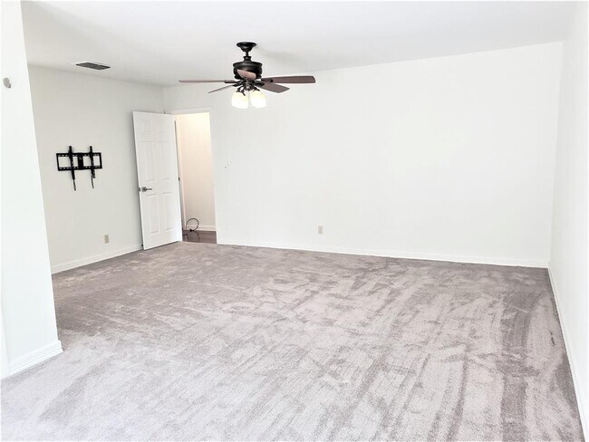 Building Photo - 9403 Spring Hollow Dr