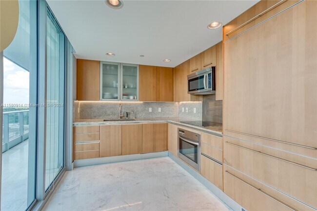 Building Photo - 2627 S Bayshore Dr