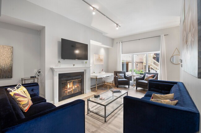 Living Room - 419 W Oakdale Ave