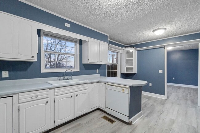 Building Photo - 1002 Kiser Blvd