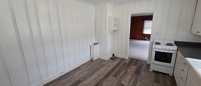 Building Photo - Cute little ranch with screened porch