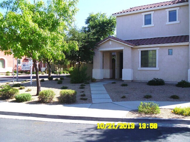 Building Photo - Do not not miss this 4 Bed 2.5 Bath 1800+ ...