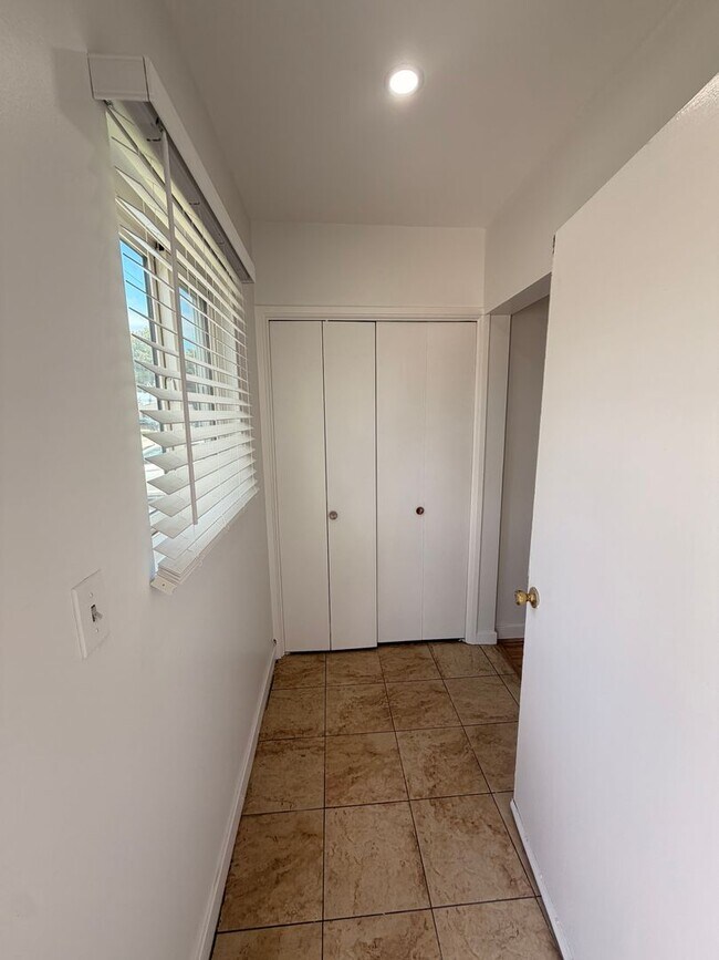 Foto del edificio - Remodeled 3 Bedroom Norwalk House For Rent!