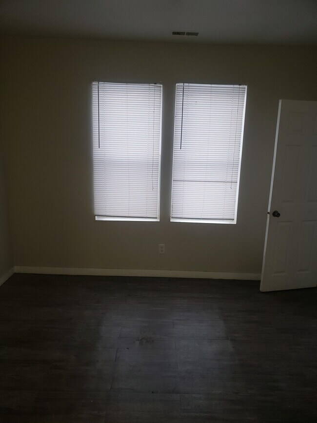 Building Photo - 4911 Homerlee Ave