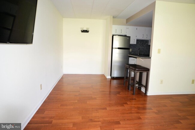Building Photo - 404 Village Walk