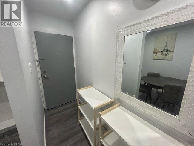 Photo du bâtiment - 6 King St N