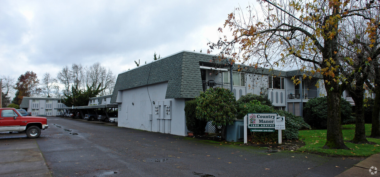 Building Photo - Country Manor