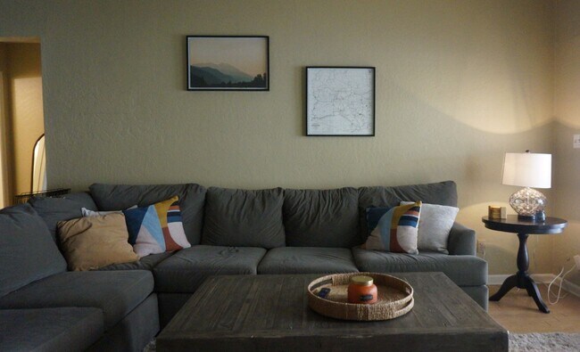 Building Photo - Charming 3BR Townhome in Glendale