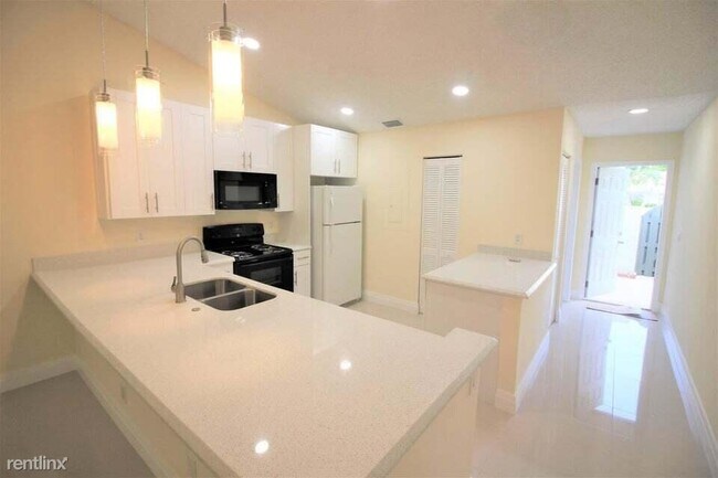 Building Photo - 3 br, 2 bath Townhome - 480 Hardwood Pl