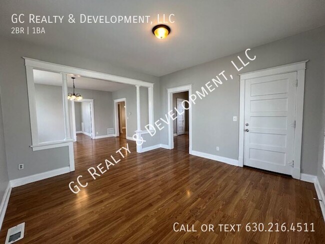 Building Photo - ***ELGIN LOCATION - 1ST FLOOR UNIT / 2 BDR...