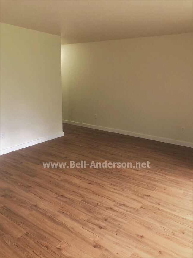 Building Photo - Beautifully Remodeled 2 Bedroom Apartment