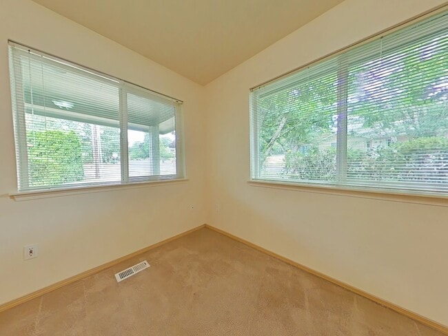Building Photo - House ~ Centrally Located ~ Pet Friendly