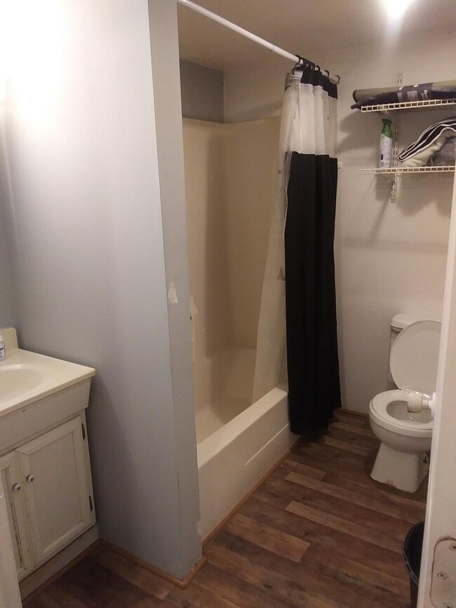 Baño - 607 S Pierce St