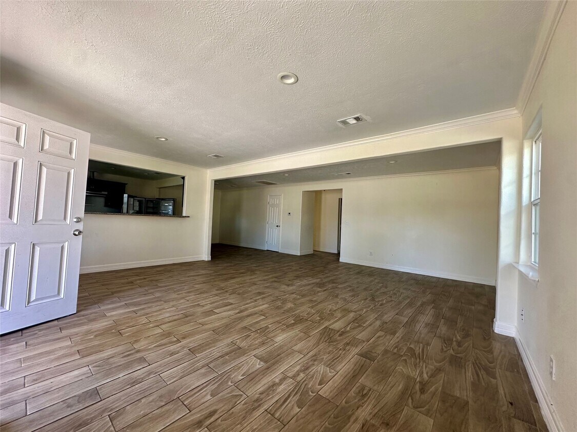 Building Photo - 3331 Longhorn Dr