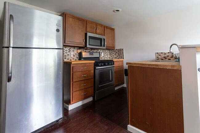 Building Photo - AVAILABLE JUNE - Beautiful, 3 Bed House wi...