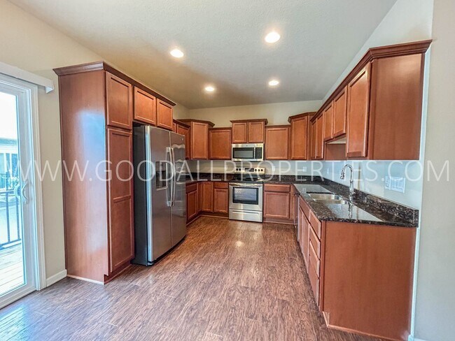 Building Photo - RENT SPECIAL!!! 3 Bedroom 2.5 Bathroom Townhome in West Des Moines Waukee School District
