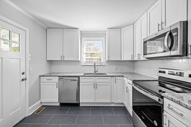 Foto del edificio - Available Early August! - Charming 2-Bedro...