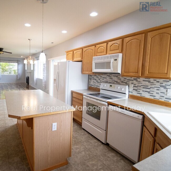 Building Photo - Gorgeous 2 Bedroom Rambler in Orting!