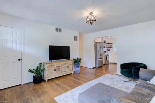 Foto del edificio - 1267 Tredwell Dr