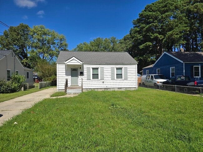 Building Photo - CHARMING 2 BEDROOM SINGLE FAMILY