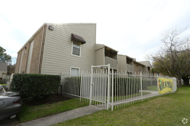 Building Photo - West Lodge Apartments