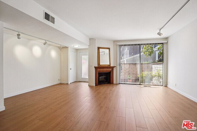 Foto del edificio - 13065 Mindanao Way