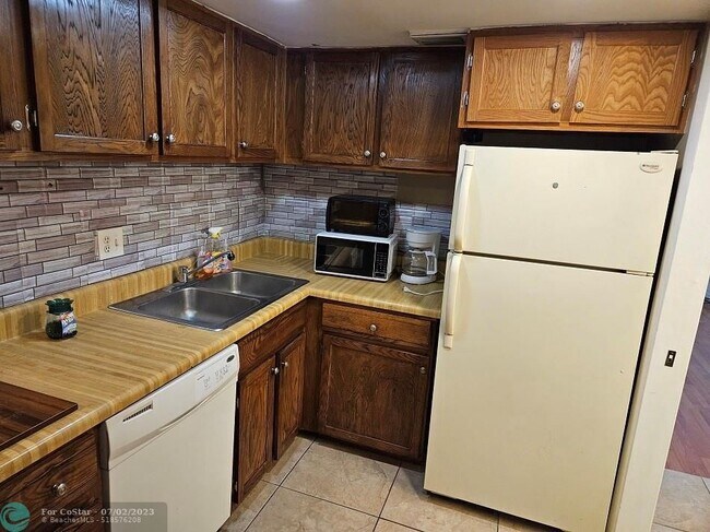 Building Photo - 3660 Inverrary Dr