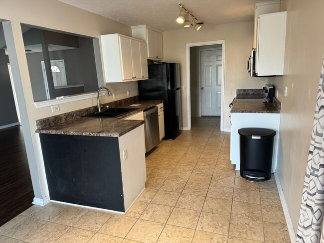 Building Photo - 4 Bed 2 Bath