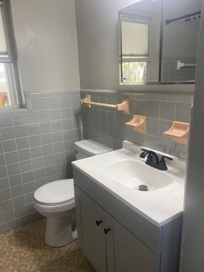 Foto del edificio - 4 Bed 1 Bath Home | Pet Friendly | Large F...