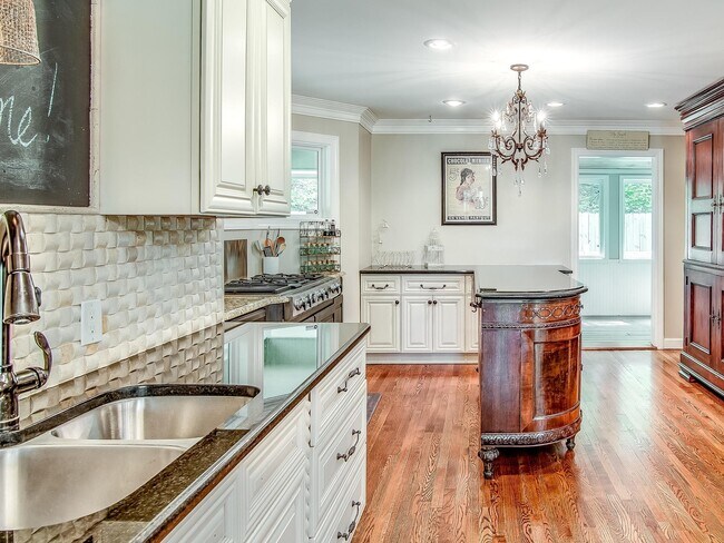 Building Photo - Beautiful Home in Private Wooded Setting m...