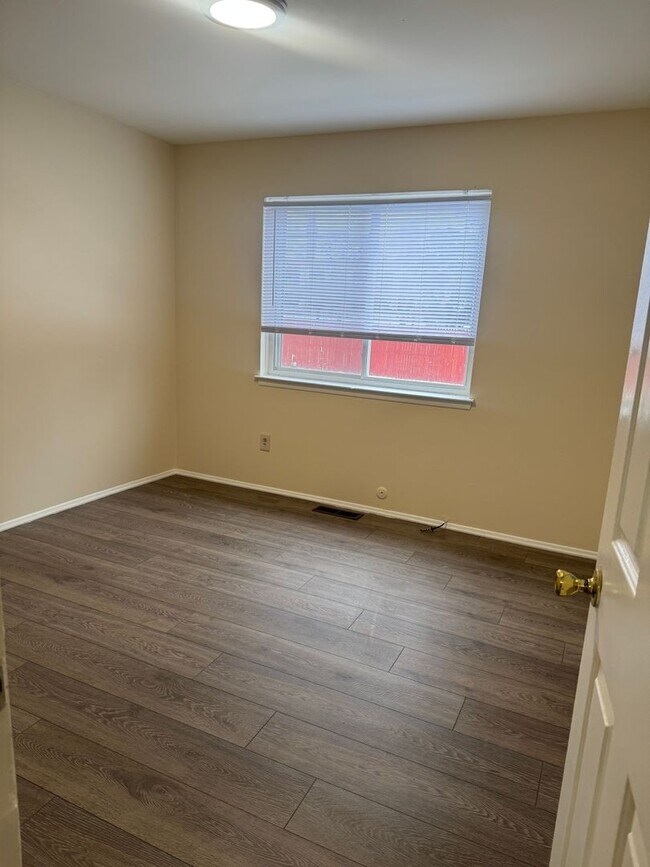 Foto del edificio - 15800 Hubbell Ave