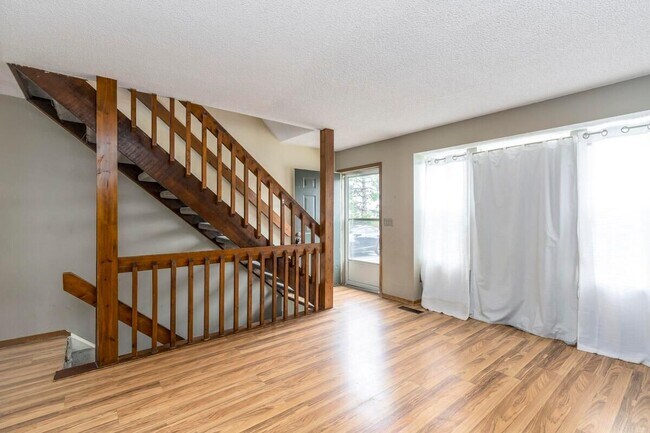 Foto del edificio - 7695 Barkwood Dr