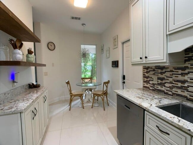 Building Photo - 10465 Mateo Ct